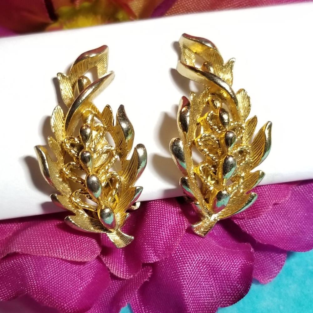 Vintage Lisner clip earrings gold tone leaf clipon wheat botanical woodland fall
